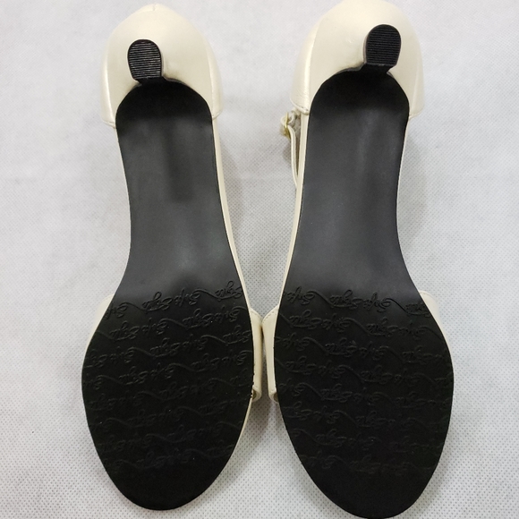 NWOB Soft Style by Hush Puppies Ivory 6.5 Wide - Picture 8 of 8